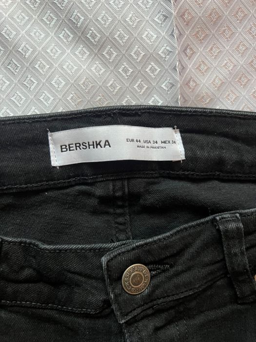 Blugi negri Bershka