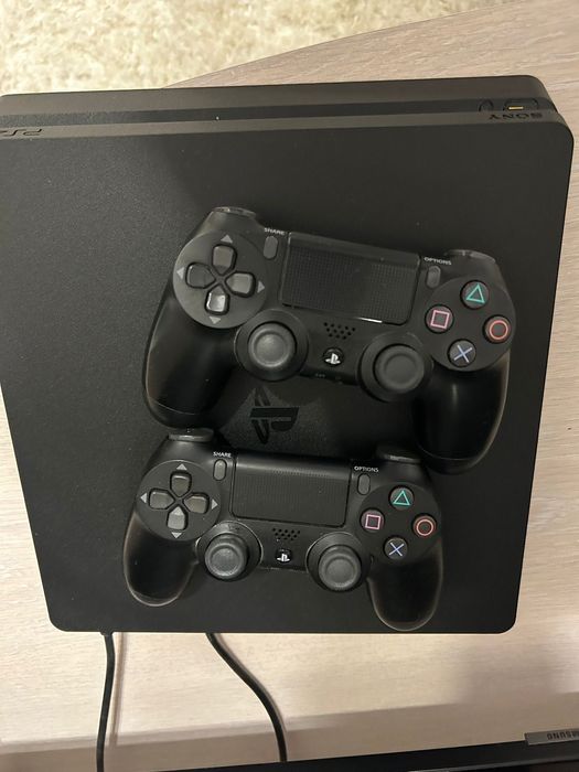 Vand ps 4, 1T,2 controlare negre si un joc fifa 23 instalat