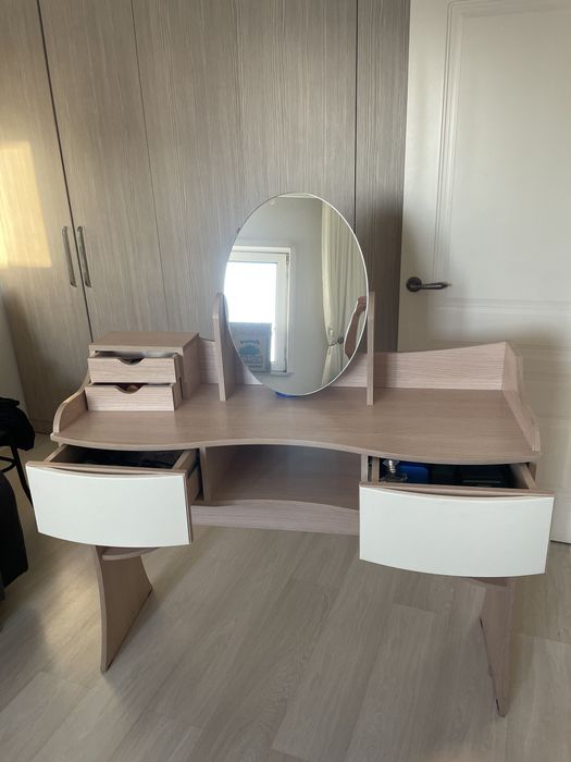 Туалетный столик (трюмо)