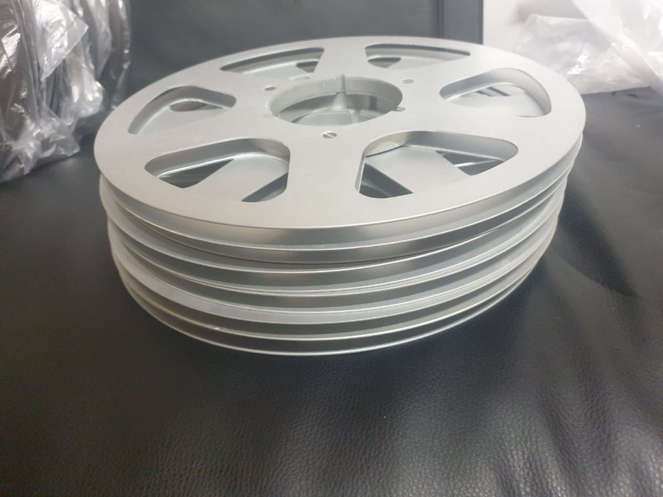 26,5см 10,5" шпула за ролков магнетофон. Алуминиеви ролки. 
Едната с