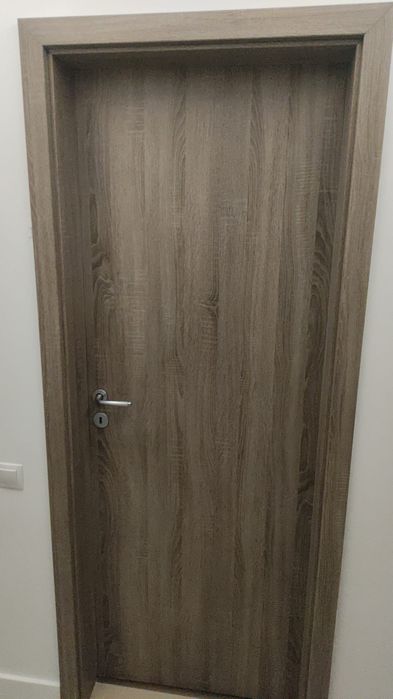 Vând ușă de interior completă, în stare bună.