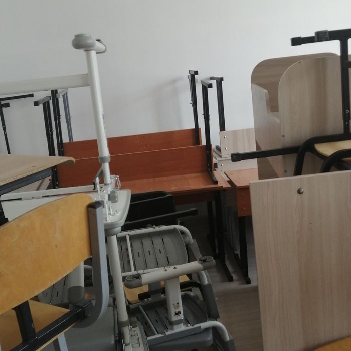 Школьные парты со стульями