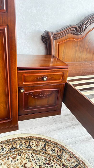 Отдам кровать и 2 тумбочки