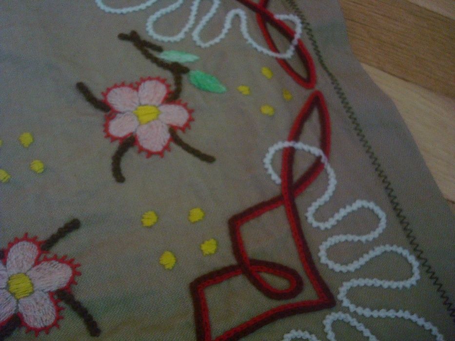 Ръчно бродирано каре и кърпи за глава за народна носия