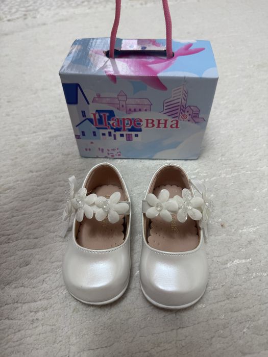 Продам туфли на годик  размер 18