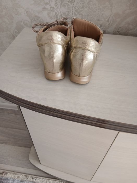 Продам женские кроссовки