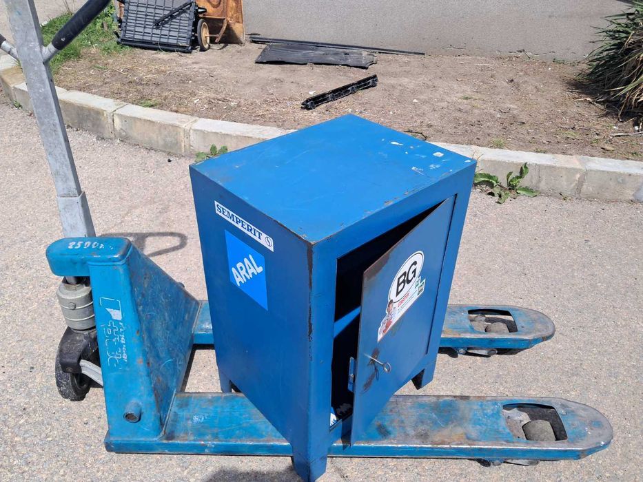 Продавам метална каса за документи