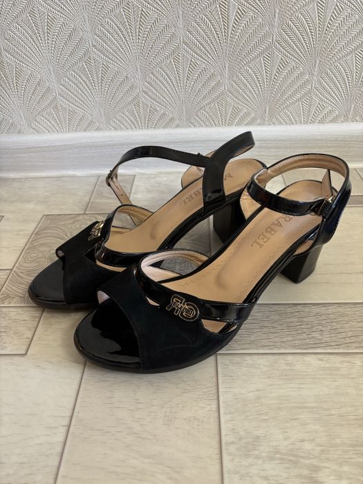 Продам босоножки