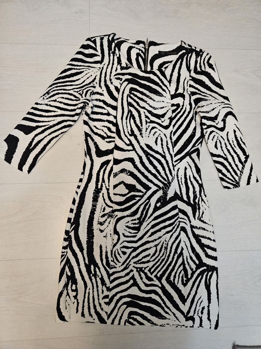 Rochie scurtă cu mâneci trei-sferturi