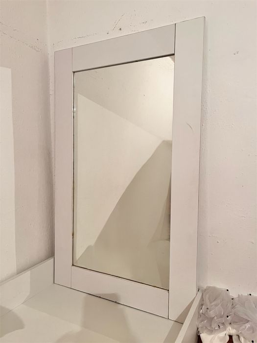 Настенное зеркало в белой раме