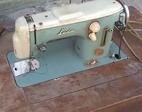 Продам швейную машину Lada 236.