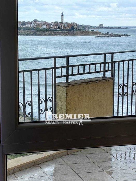 Тристаен апартамент в Ахелой, в комплекс на първа линия