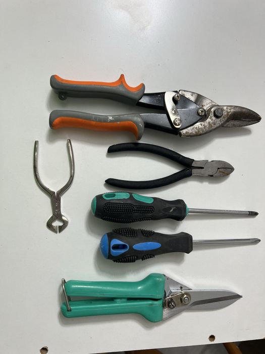 Инструменты строительные .Куплены за границей .Цена за вес товар.