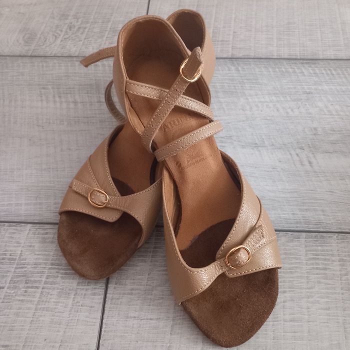 Vand  pantofi speciali pentru dans