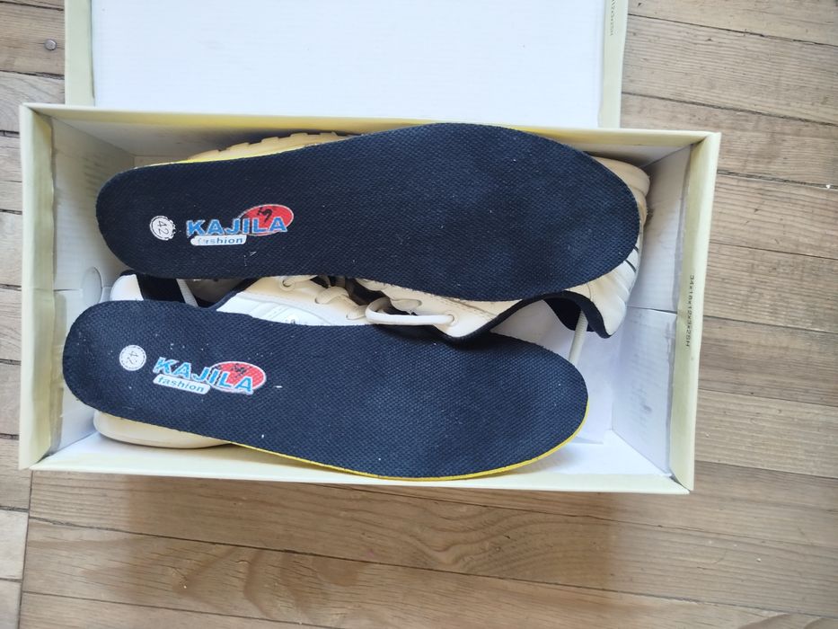 Обувь продам кроссовки