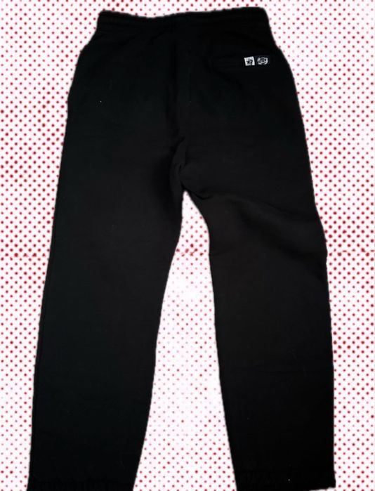 Долнище Review.