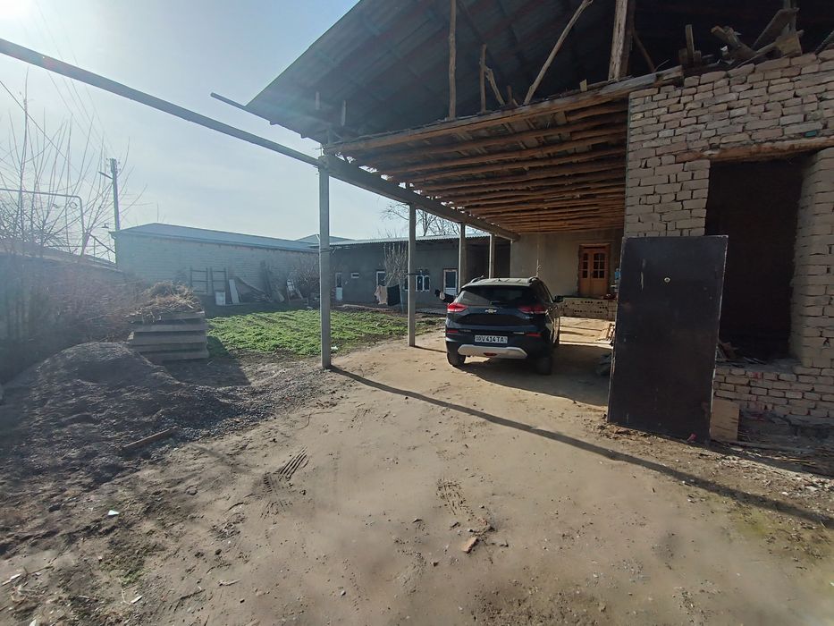 Ховли сотилади Зангиота зиёратгохга яқин жойда жойлашган мактаб бохча