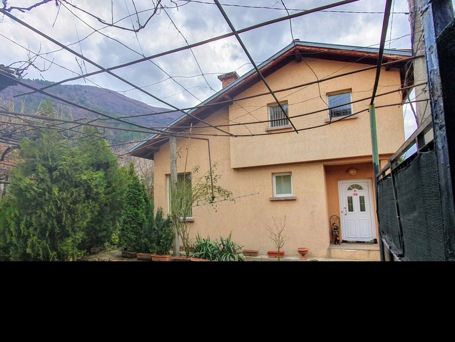 Под наем вила на 200м.от минералният гейзер