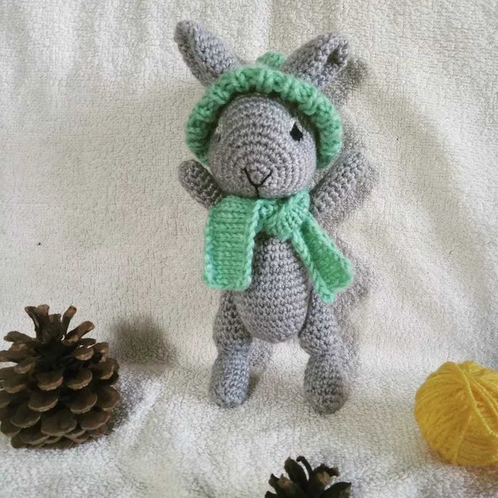 Вязаная игрушка "Зайчик"