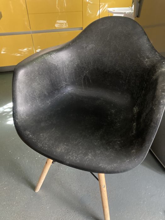 Masa + vetrine suspendate+ scaune cadou