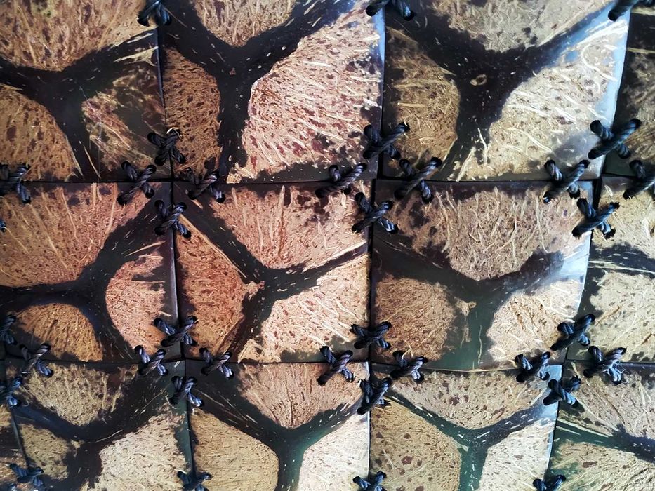 Дамска чанта направена от обработени кокосови орехи