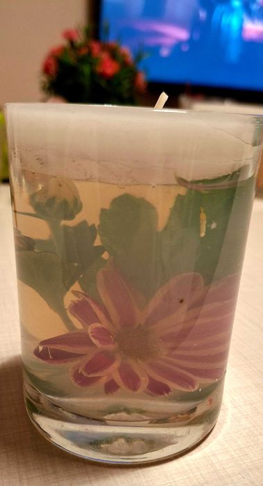 Свещ с живи цветя