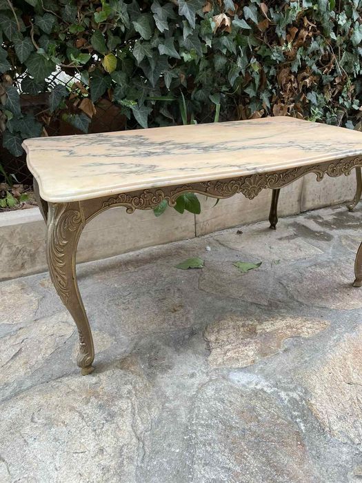 Месингови маси с мраморен плот