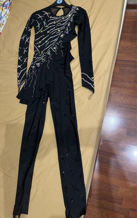 Продам костюмы для выступления по фигурному катанию