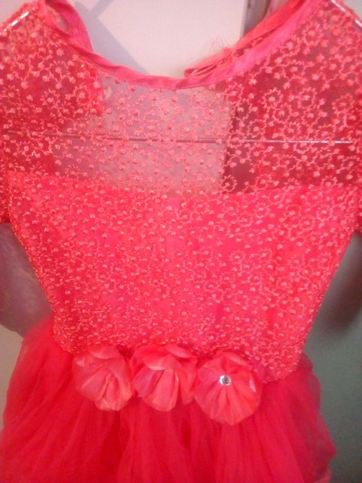 Платье для девочки праздничное.