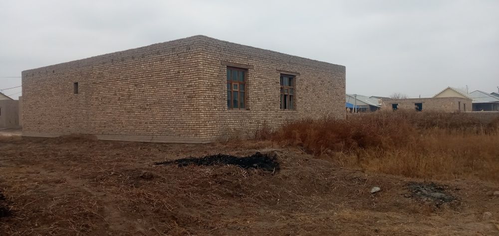 Курилиши тугаланмаган уй