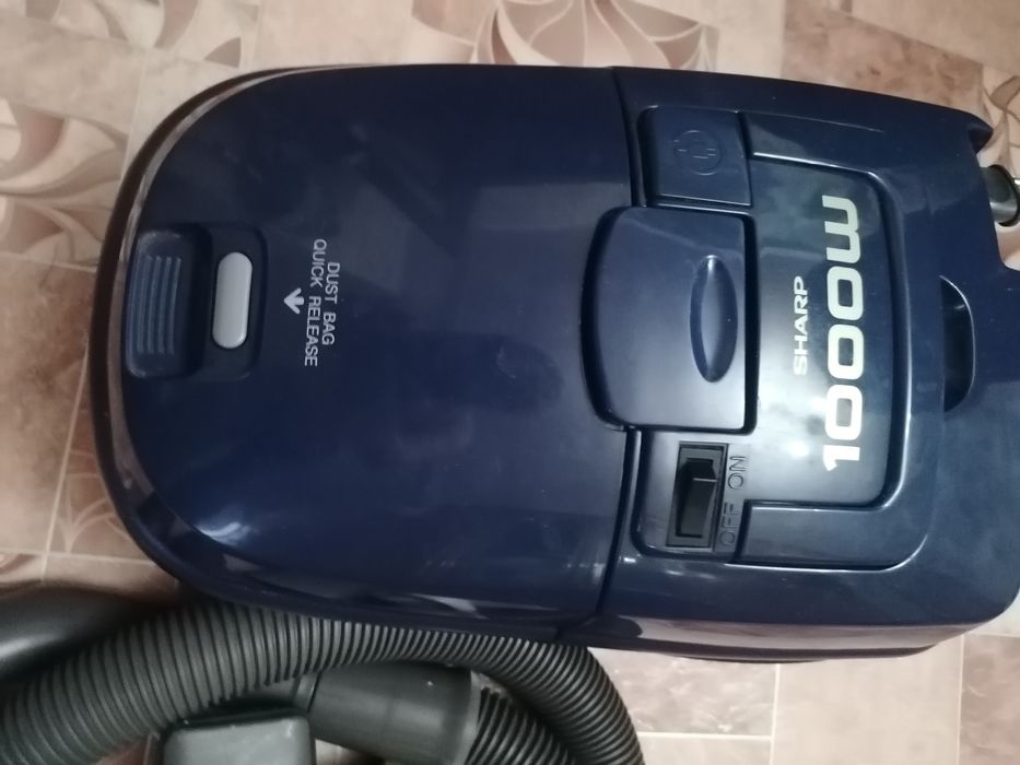 Пылесос "Шарп" 1000 Вт