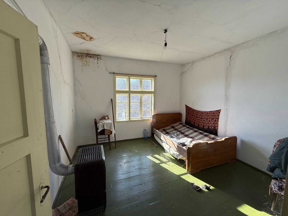 Къща с двор и селскостопански постройки