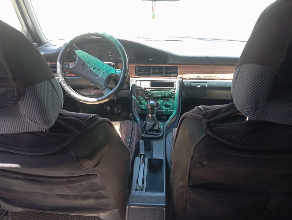 Автомобиль ауди 100