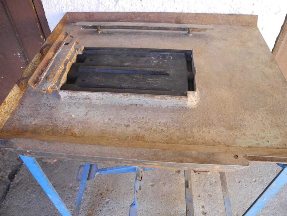 Dispozitiv (Masă) de confecționat țigle și coame din mortar de ciment.