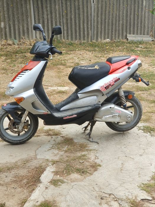 Vând scuter aprilia sr