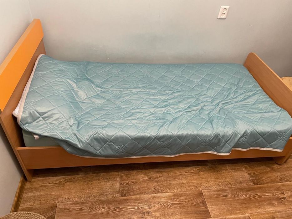 Спальный гарнитур кровать, стол