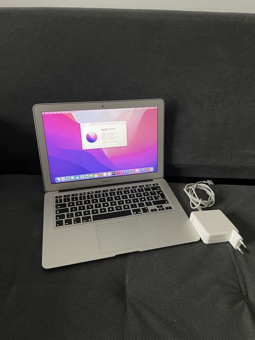 • Macbook Air  •  BATERIE 97% •