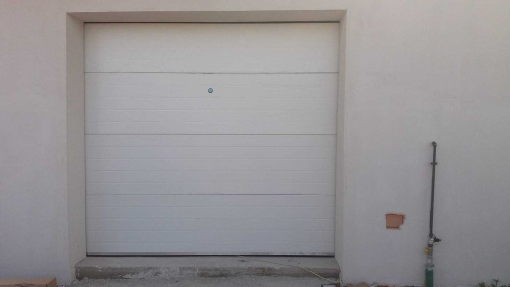 Usi de garaj cu motor