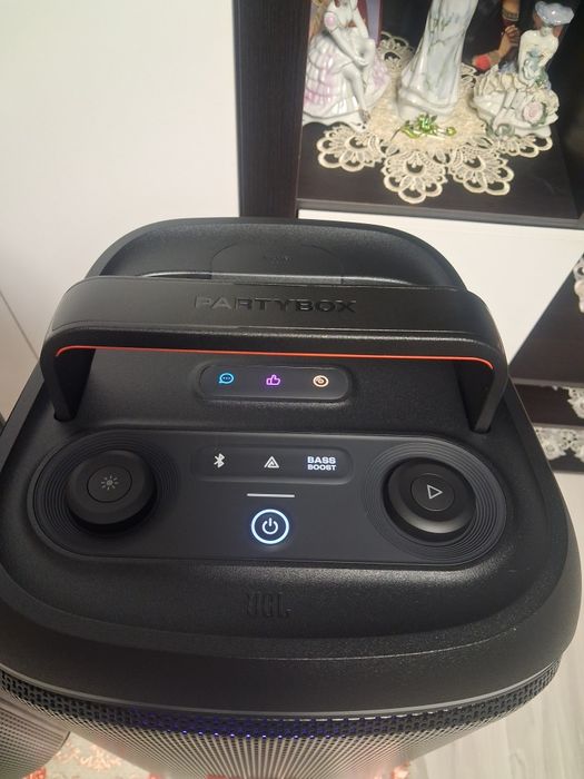 Se vând 2 boxe portabile jbl 120 model noi 120