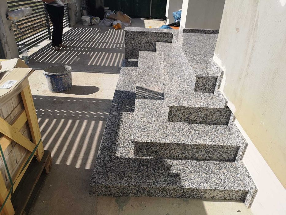 Trepte exterior din granit, travertin, piatra naturala