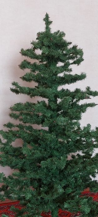 Продаётся шикарная, пушистая искусственная елка! С Игрушками!