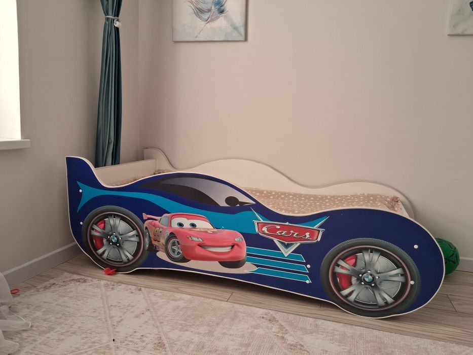 Детский стол для кормления,машинка диван