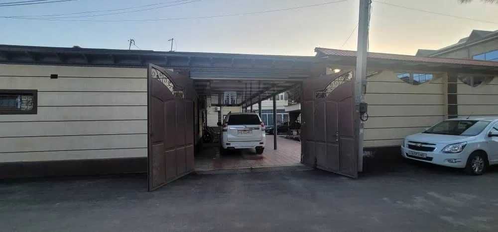 Продаётся большой угловой дом  ул. Ивлева. Можно под гостиницу