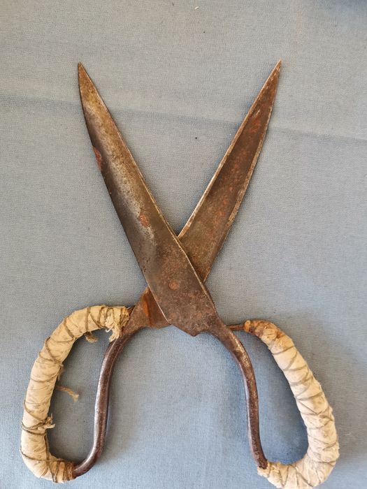 Много стари ножици и сечива.