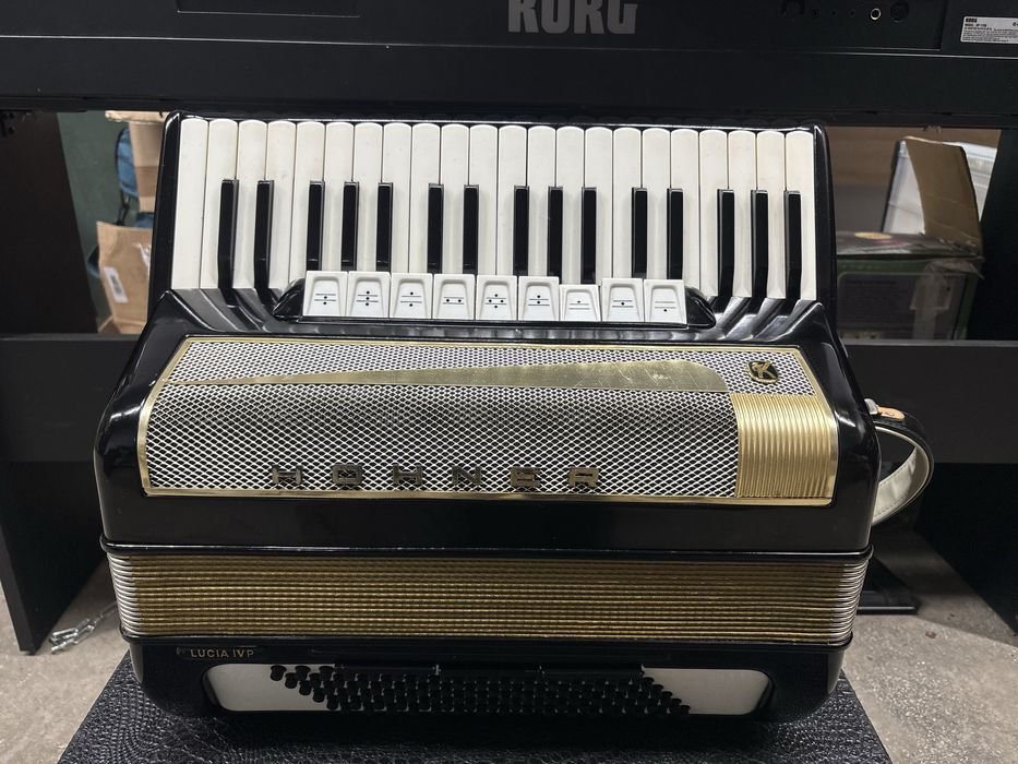 Acordeon Hohner Lucia 4p cu 96 de basi