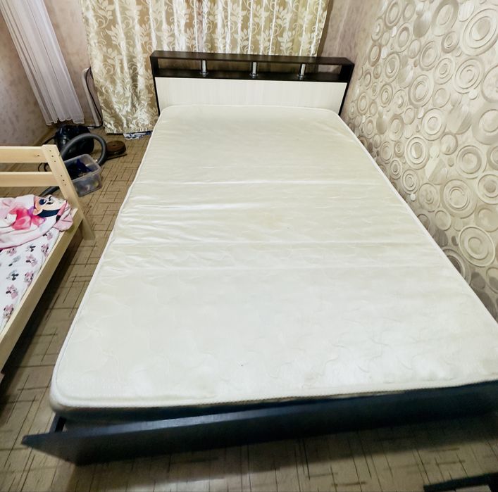 Продается кровать, тумбочки