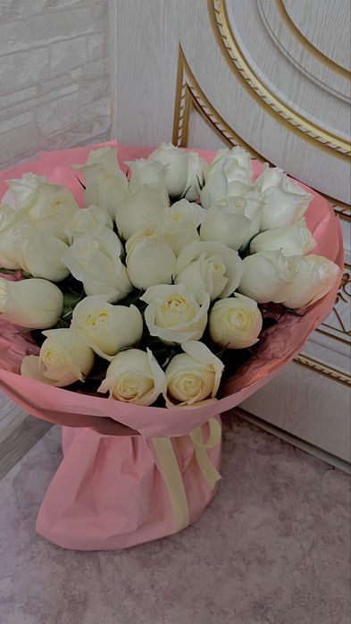 Цветы свежие, белые розы