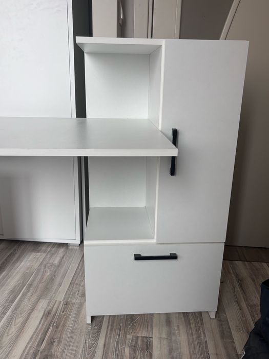 Бяло бюро с етажерка и шкафове