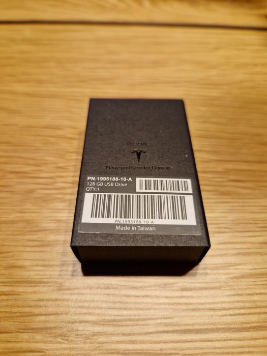 Tesla USB Drive 128GB original, USB 3.1, nou