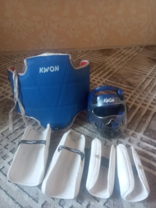 Taekwondo uchun pradektr, shitki, shlem kaskali hammasini holati zoʻr.